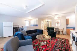 Business Bliss: Stylish Pad for Long Stays in Lou - Image 3