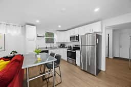 Eco and Work Friendly Stay Near NuLu and Downtown - Image 5