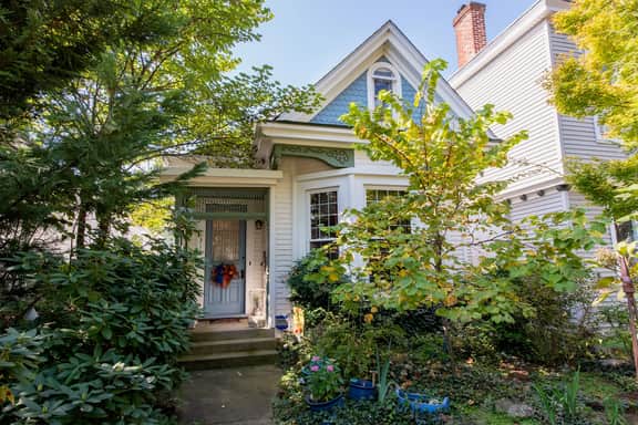 Business Bliss: Stylish Pad for Long Stays in Lou - Image 2