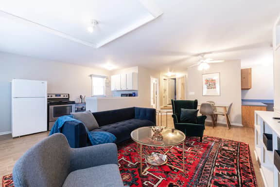 Business Bliss: Stylish Pad for Long Stays in Lou - Image 3