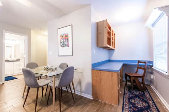 Business Bliss: Stylish Pad for Long Stays in Lou - Image 5