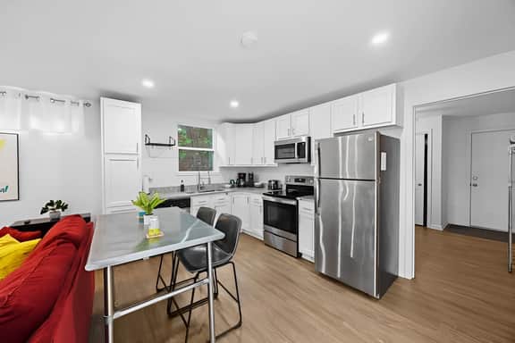 Eco and Work Friendly Stay Near NuLu and Downtown - Image 5