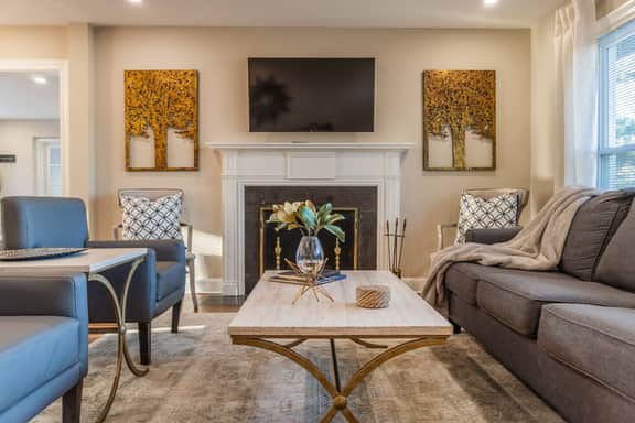 3BR Home Near EVERYTHING | King Beds | Game Room - Image 4