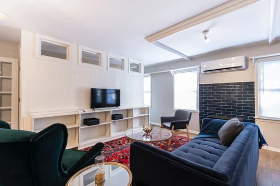 Business Bliss: Stylish Pad for Long Stays in Lou - Image 1
