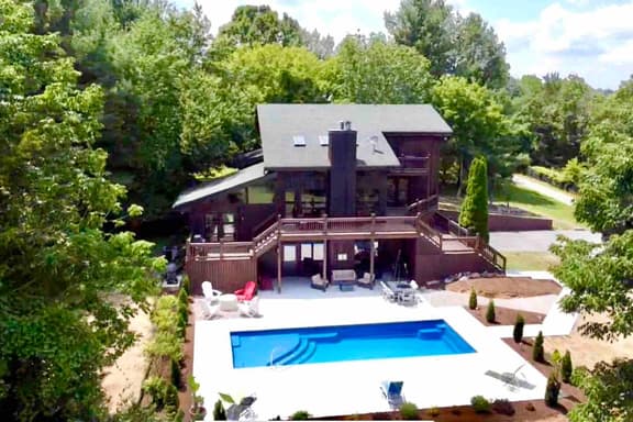 Bourbon Country Lodge ✦ 5 Acre Resort +Pool/Hot Tub - Image 1