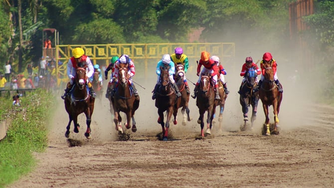 Experience Churchill Downs Kentucky Derby: BNB Louisville